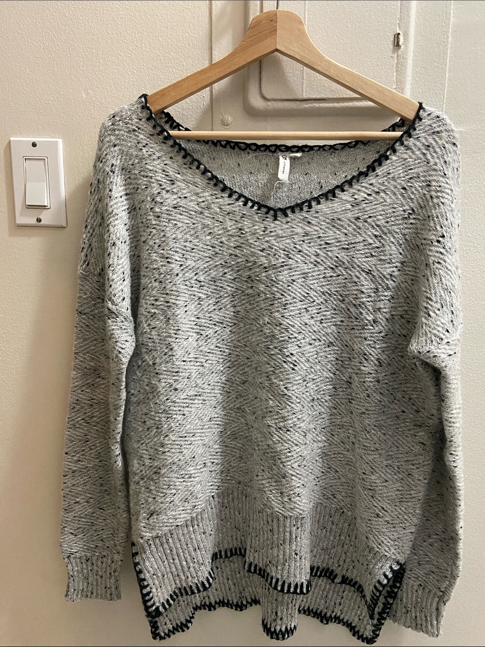 Cable & Gauge Light Heather Gray V-Neck Sweater with Black Trim